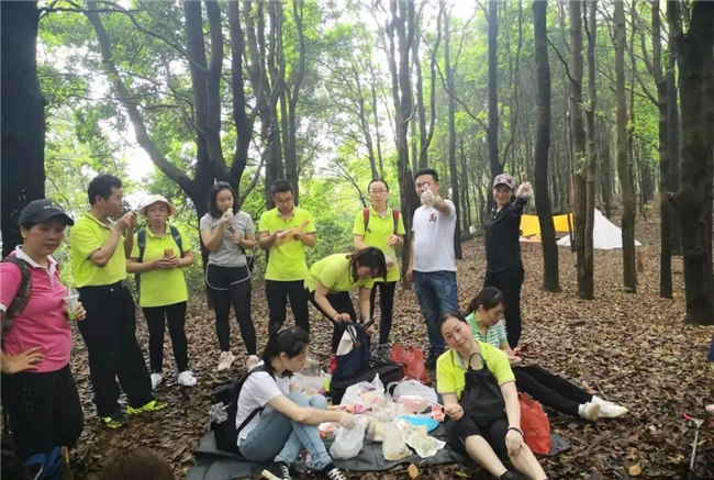 博皓人勞作過后，分享、享受美食
